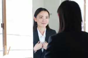身だしなみを確認している就活中の女性