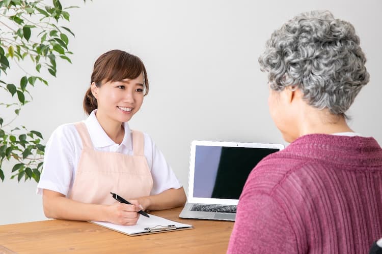 利用者と話をする介護スタッフ