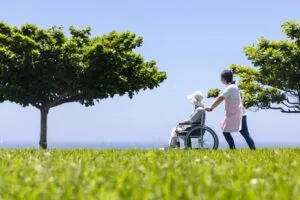 車椅子に乗っている介護施設利用者
