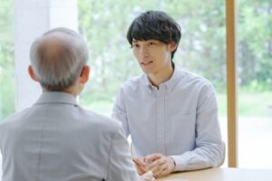 話を聞いている医療ソーシャルワーカー(MSW)の男性スタッフ