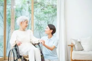 利用者の手を握る介護職員