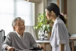 介護施設で話している看護師の女性