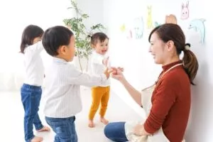 子供と遊ぶ保育士
