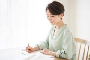 医療事務資格を勉強している女性