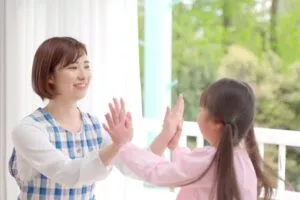 保育園児と遊んでいる女性保育士