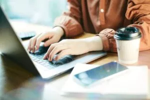 ノートPCで作業をしている女性