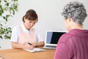 ケアマネとして介護施設で勤務する女性