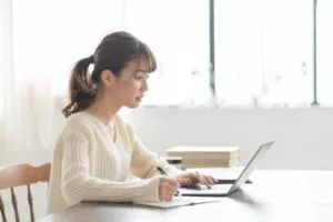 PCを見ながら勉強している女性