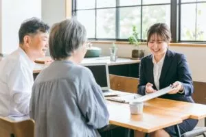 介護プランについて説明しているケアマネの女性