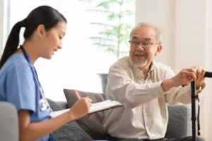 施設利用者に確認をしている介護スタッフ
