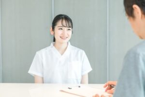 患者の受付をする医療事務の女性