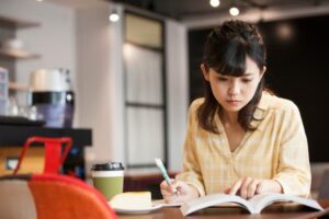 資格勉強をしている若い女性