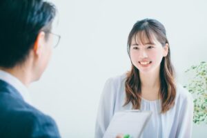 面接を受けている社会人女性