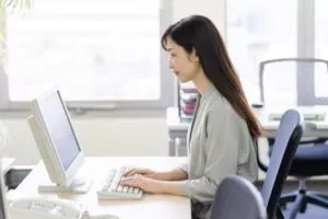 事務作業をしている女性