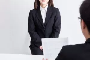 面接で回答しているスーツ姿の女性