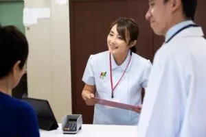 クリニックでクラークとして働く医療事務女性