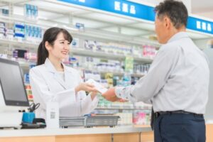 調剤薬局で働いている医療事務の女性