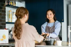 飲食店で接客する女性