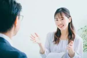 面接で話をしている女性