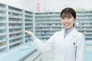 薬局で働く白衣姿の女性