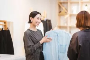 アパレル店で接客をする女性店員