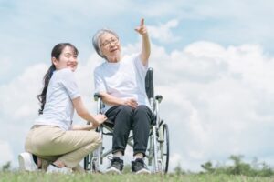 外で会話している介護福祉士と車椅子の女性