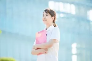 看護師として働いている女性