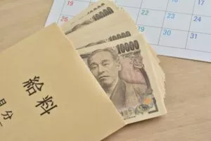 一万円札と給料袋