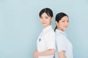 看護師として勤務している女性