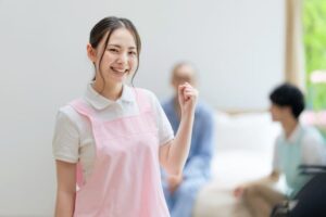 ガッツポーズをしている女性介護スタッフ