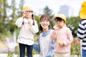 子供と遊ぶ保育士