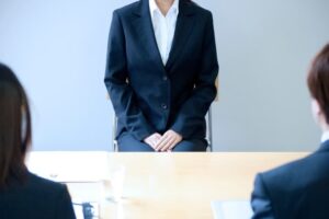 医療事務の面接を受けているスーツ姿の女性