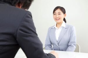 面接で自己PRをする応募者女性