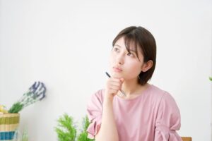 面接に備えて準備をする女性