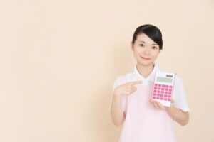 電卓を持っている介護スタッフの女性