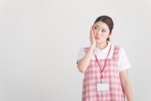 人間関係で困っている保育士女性