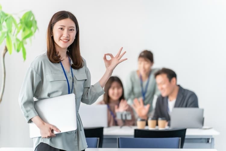 オフィスで働く派遣社員の女性