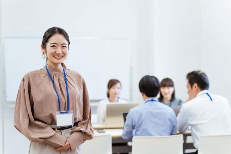 派遣スタッフとして働いている女性