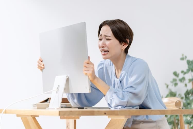 PCトラブルで困っている女性