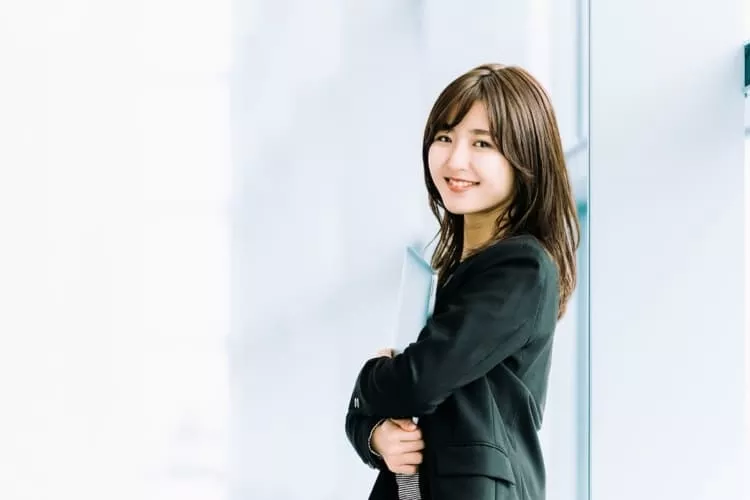 転職を考えている第二新卒の女性