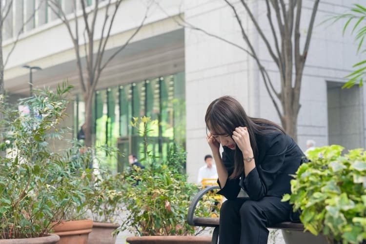 転職活動で悩んでいる女性