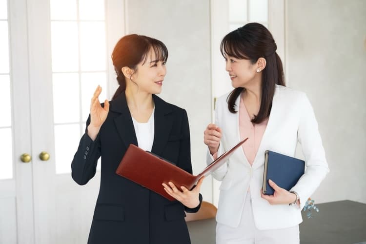 話し合っている企業の採用担当者