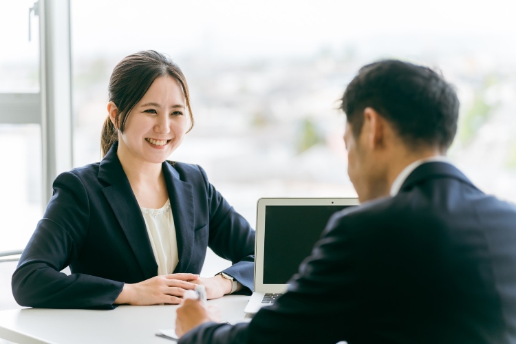 派遣会社で話を聞いている女性