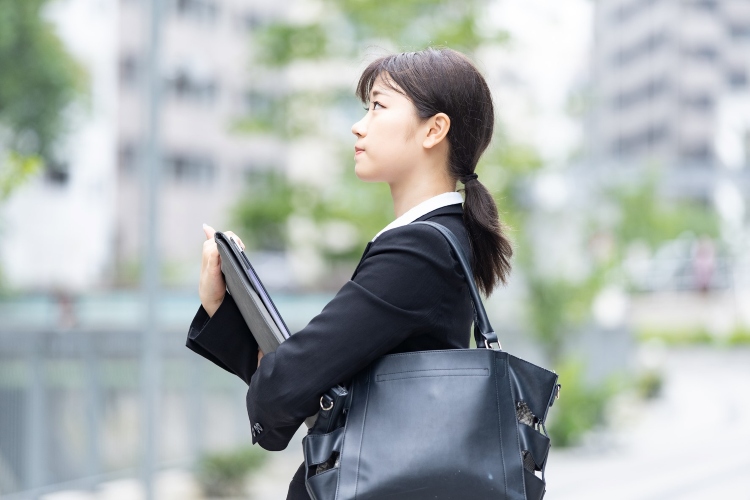 転職活動をしている女性