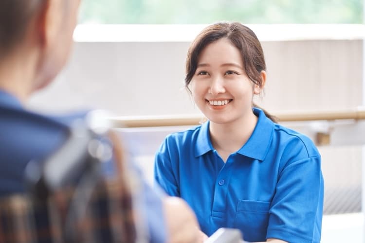 利用者と会話する介護職員の女性