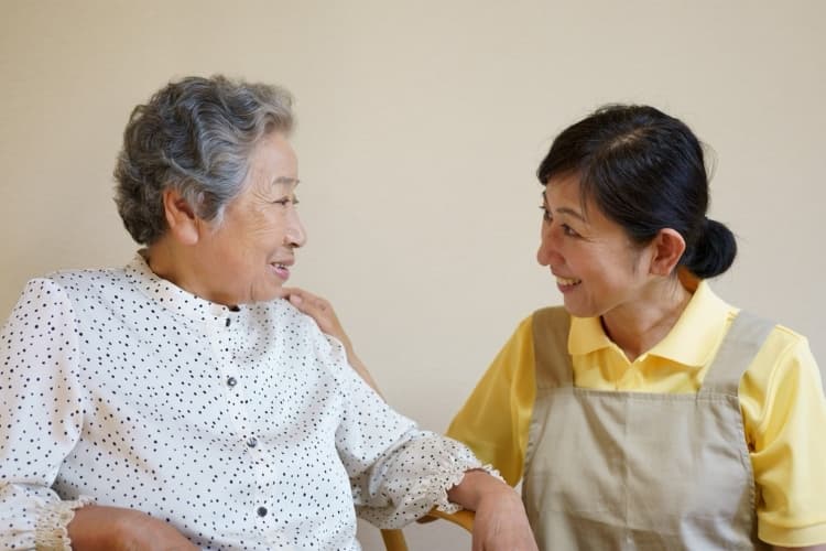 介護職として働いている女性