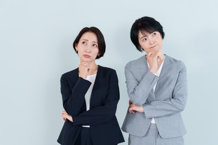 転職について悩んでいる社会人の女性