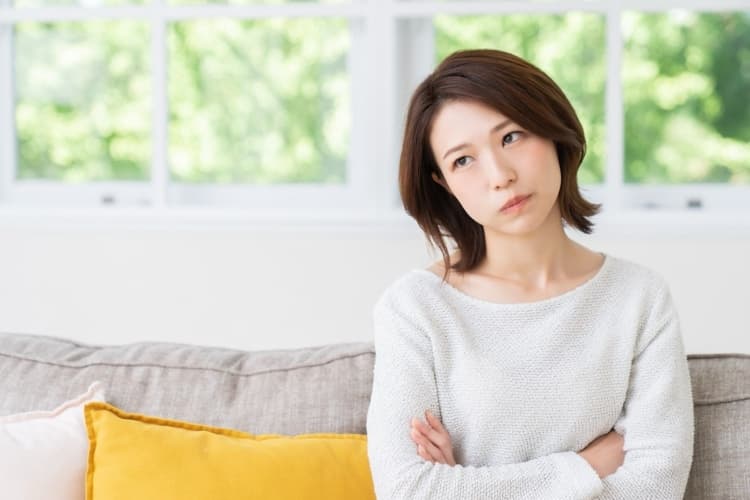 派遣と正社員について悩んでいる女性