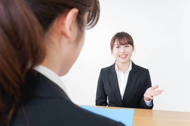 正社員の面接を受ける派遣社員の女性