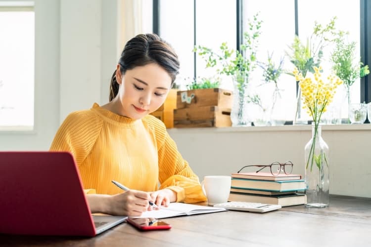 調剤事務の資格を勉強する女性